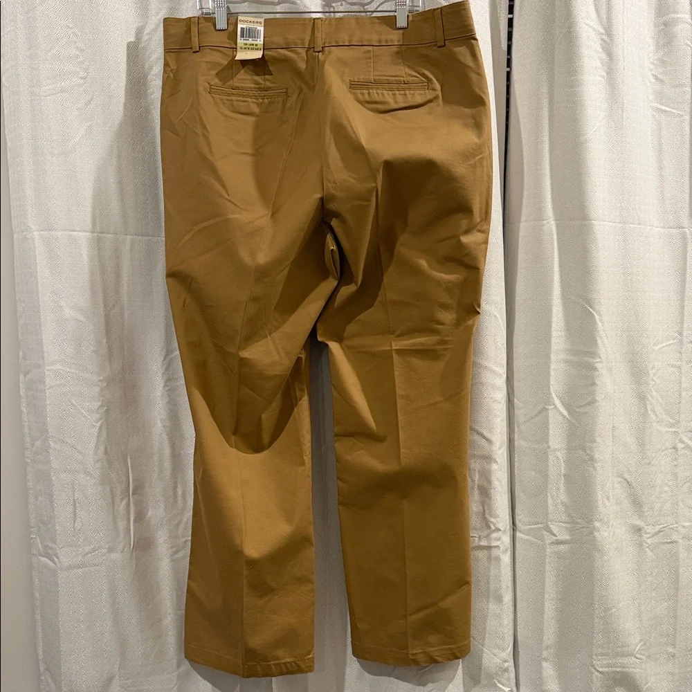 Dockers Brand New Women's Tan/Khaki Trousers - Picture 5 of 7